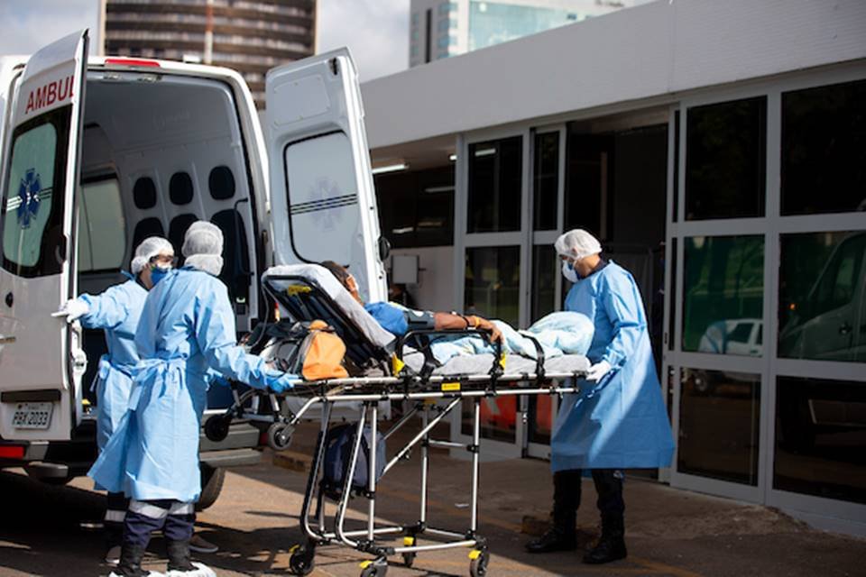 Paciente sendo internado em hospital público do DF - Metrópoles