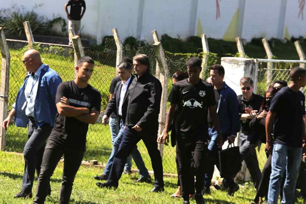 O presidente Jair Bolsonaro (PL), acompanhado pela primeira dama Michelle Bolsonaro e o filho Flávio Bolsonaro, chegam de helicóptero na cidade de Eldorado, interior de São Paulo, nesta tarde de sexta-feira, 21. A mãe do presidente, Olinda Bonturi Bolsonaro, de 94 anos, faleceu na madrugada desta sexta-feira (21). Presidente cancelou viagem à Guiana e voltou ao Brasil para o enterro. Foto: Fábio Vieira/Metrópoles