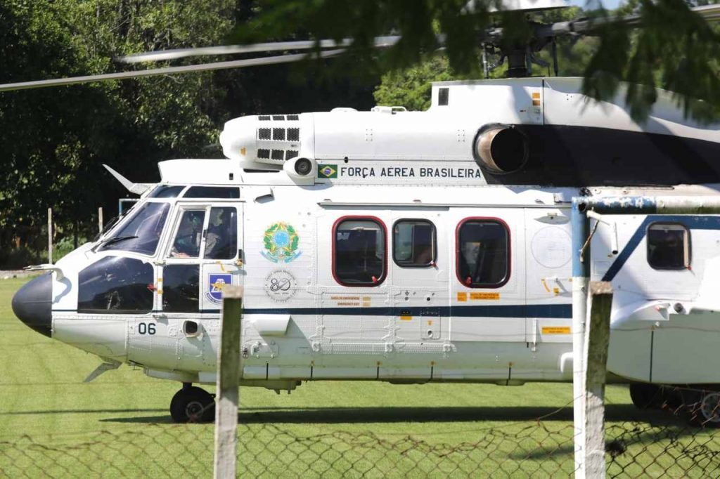 O presidente Jair Bolsonaro (PL), acompanhado pela primeira dama Michelle Bolsonaro e o filho Flávio Bolsonaro, chegam de helicóptero na cidade de Eldorado, interior de São Paulo, nesta tarde de sexta-feira, 21. A mãe do presidente, Olinda Bonturi Bolsonaro, de 94 anos, faleceu na madrugada desta sexta-feira (21). Presidente cancelou viagem à Guiana e voltou ao Brasil para o enterro. Foto: Fábio Vieira/Metrópoles