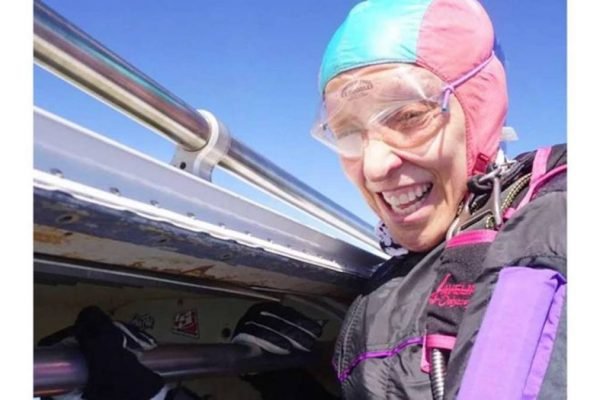 Mulher de 65 anos morre após mau funcionamento de paraquedas nos EUA
