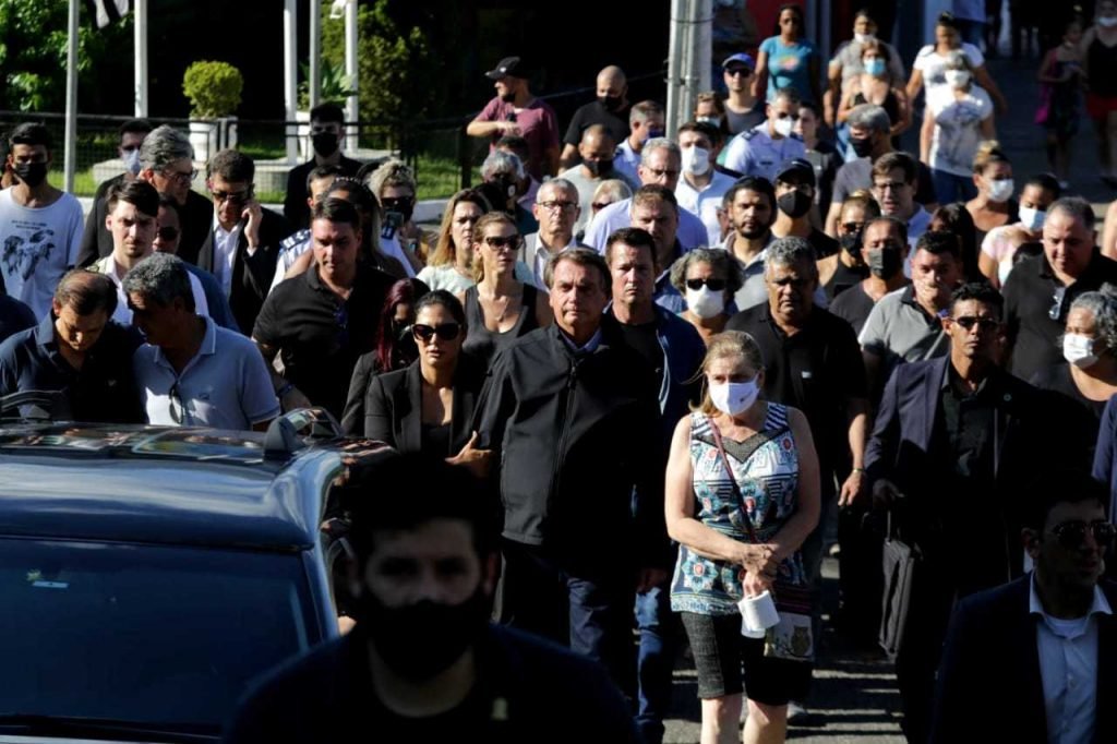 O presidente Jair Bolsonaro (PL), acompanhado pela primeira dama Michelle Bolsonaro e o filho Flávio Bolsonaro, chegam de helicóptero na cidade de Eldorado, interior de São Paulo, nesta tarde de sexta-feira, 21. A mãe do presidente, Olinda Bonturi Bolsonaro, de 94 anos, faleceu na madrugada desta sexta-feira (21). Presidente cancelou viagem à Guiana e voltou ao Brasil para o enterro. Foto: Fábio Vieira/Metrópoles