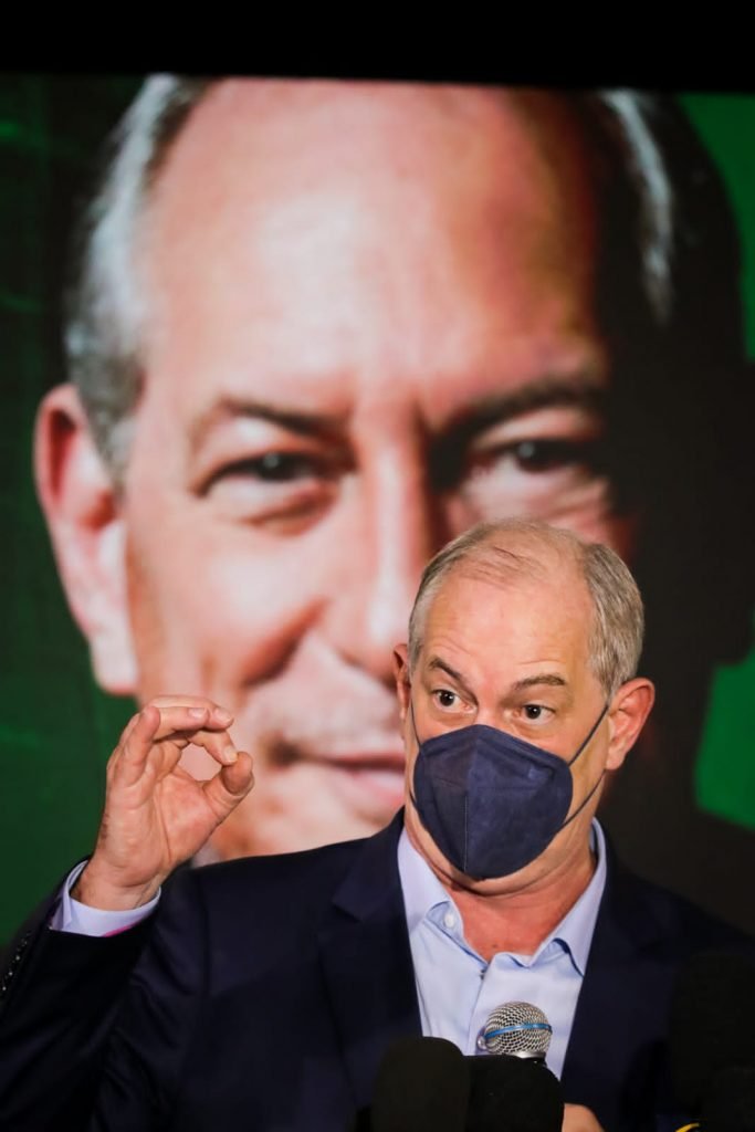 Ciro Gomes retoma proposta do SPC e promete smartphones e renda