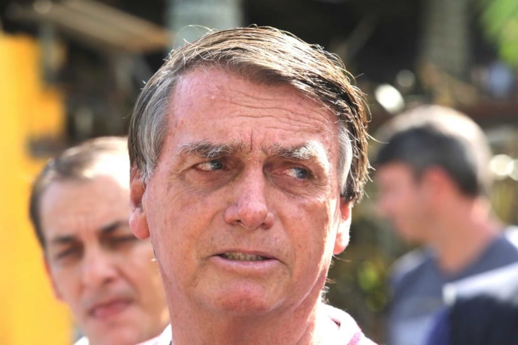 O presidente Jair Bolsonaro (PL), acompanhado pelo filho Flávio Bolsonaro, na cidade de Eldorado, interior de São Paulo, nesta manhã de sábado, 22. A mãe do presidente, Olinda Bonturi Bolsonaro, de 94 anos, faleceu na madrugada de sexta-feira (21). O Presidente cancelou viagem à Guiana e voltou ao Brasil para o enterro. Foto: Fábio Vieira/Metrópoles