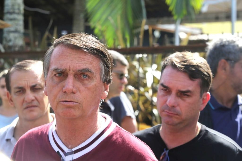 O presidente Jair Bolsonaro (PL), acompanhado pelo filho Flávio Bolsonaro, na cidade de Eldorado, interior de São Paulo, nesta manhã de sábado, 22. A mãe do presidente, Olinda Bonturi Bolsonaro, de 94 anos, faleceu na madrugada de sexta-feira (21). O Presidente cancelou viagem à Guiana e voltou ao Brasil para o enterro. Foto: Fábio Vieira/Metrópoles