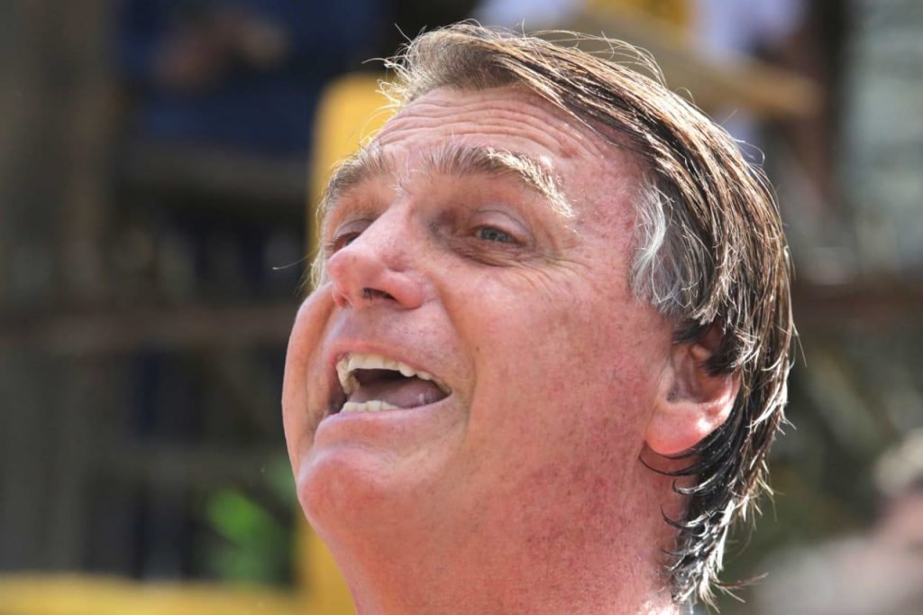 O presidente Jair Bolsonaro (PL), acompanhado pelo filho Flávio Bolsonaro, na cidade de Eldorado, interior de São Paulo, nesta manhã de sábado, 22. A mãe do presidente, Olinda Bonturi Bolsonaro, de 94 anos, faleceu na madrugada de sexta-feira (21). O Presidente cancelou viagem à Guiana e voltou ao Brasil para o enterro. Foto: Fábio Vieira/Metrópoles