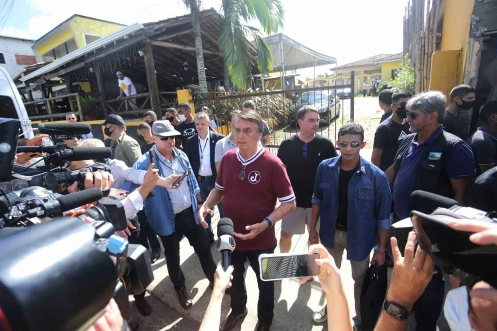 O presidente Jair Bolsonaro (PL), acompanhado pelo filho Flávio Bolsonaro, na cidade de Eldorado, interior de São Paulo, nesta manhã de sábado, 22. A mãe do presidente, Olinda Bonturi Bolsonaro, de 94 anos, faleceu na madrugada de sexta-feira (21). O Presidente cancelou viagem à Guiana e voltou ao Brasil para o enterro. Foto: Fábio Vieira/Metrópoles