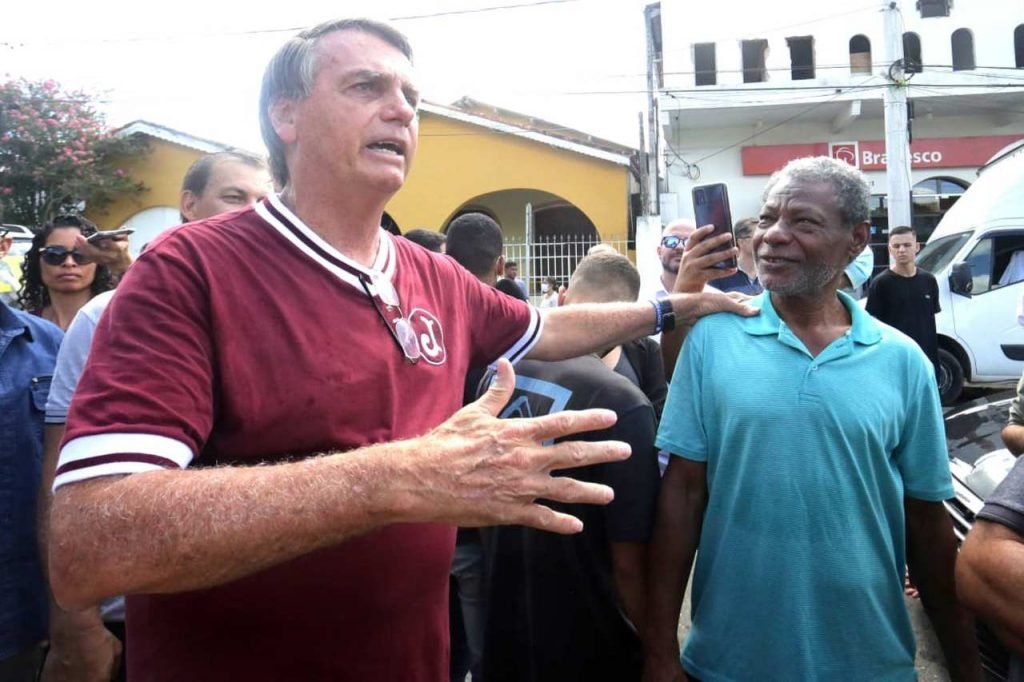 O presidente Jair Bolsonaro (PL), acompanhado pelo filho Flávio Bolsonaro, na cidade de Eldorado, interior de São Paulo, nesta manhã de sábado, 22. A mãe do presidente, Olinda Bonturi Bolsonaro, de 94 anos, faleceu na madrugada de sexta-feira (21). O Presidente cancelou viagem à Guiana e voltou ao Brasil para o enterro. Foto: Fábio Vieira/Metrópoles