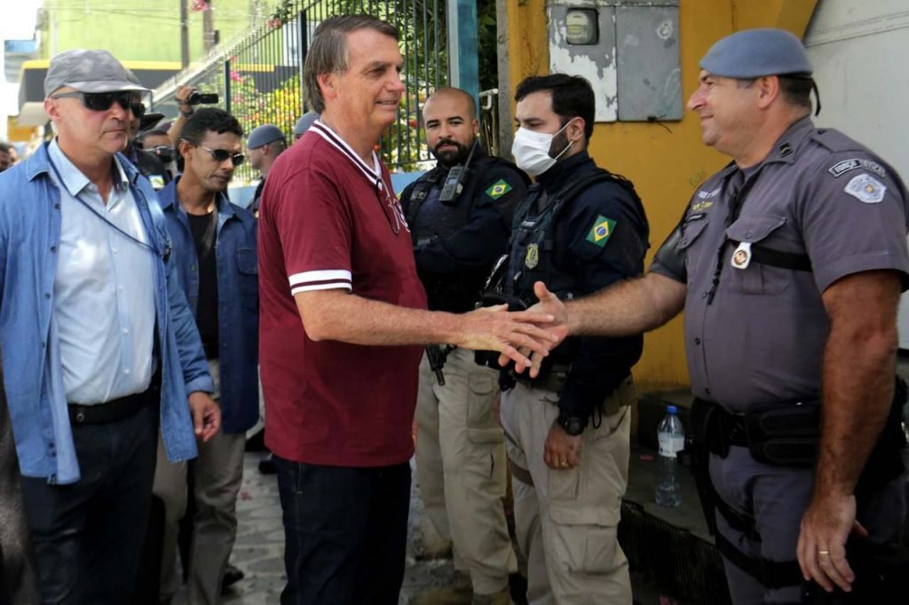 O presidente Jair Bolsonaro (PL), acompanhado pelo filho Flávio Bolsonaro, na cidade de Eldorado, interior de São Paulo, nesta manhã de sábado, 22. A mãe do presidente, Olinda Bonturi Bolsonaro, de 94 anos, faleceu na madrugada de sexta-feira (21). O Presidente cancelou viagem à Guiana e voltou ao Brasil para o enterro. Foto: Fábio Vieira/Metrópoles