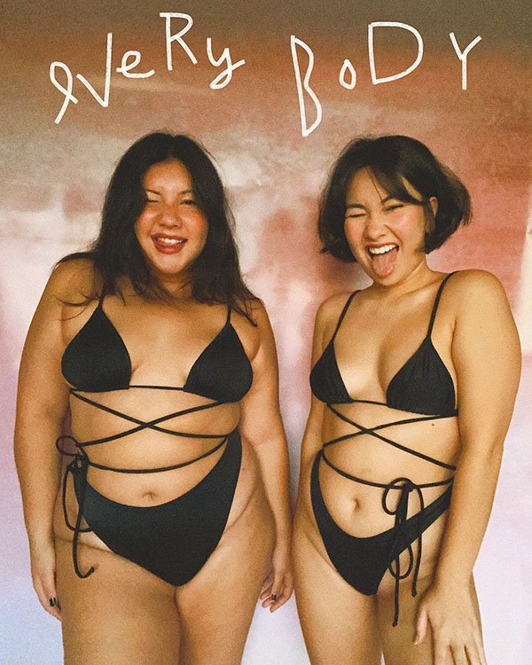Duas meninas brancas e asiáticas vestidas com biquinis iguais
