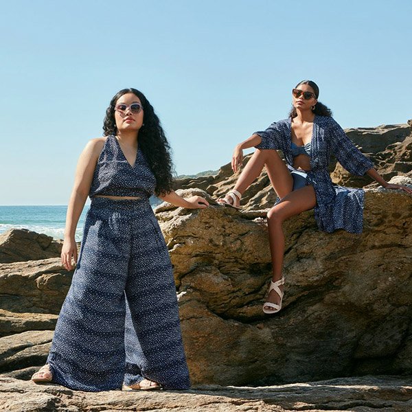 Modelos na praia na campanha de verão da Amaro