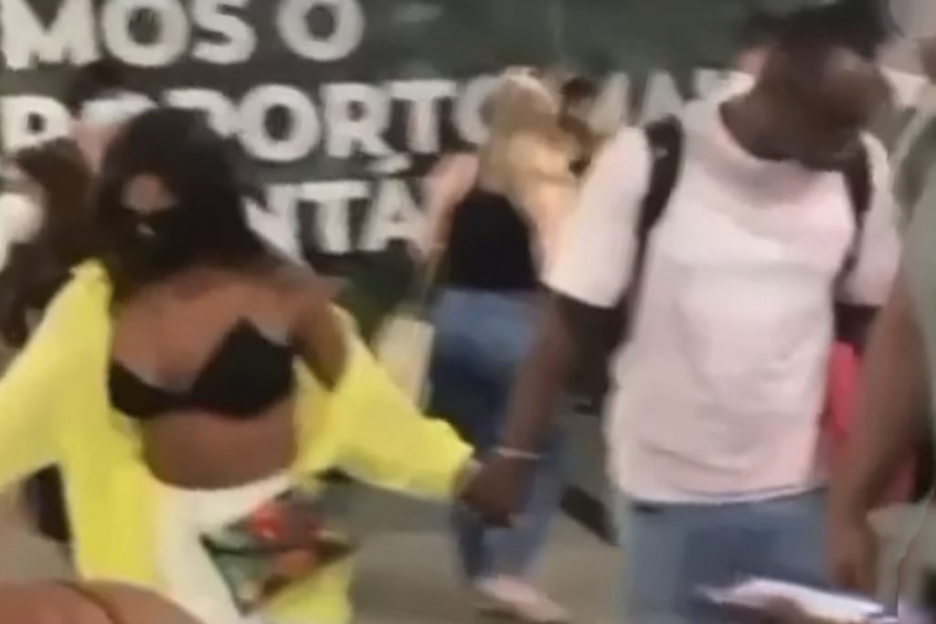 Thiaguinho e Carol Peixinho flagrados juntos no aeroporto de Salvador