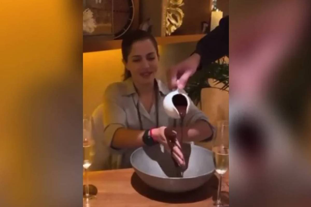 Restaurante serve chocolate derretido na mão do cliente e vira meme