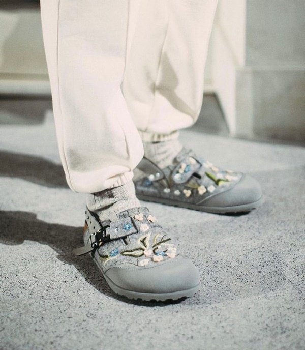 Dior e Birkenstock lançam colaboração com sandálias e papetes Metrópoles