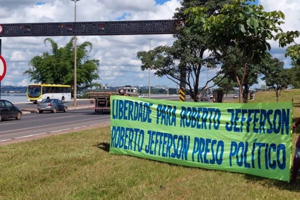 Faixa em Brasília pede soltura de Roberto Jefferson, ex-cacique do PTB