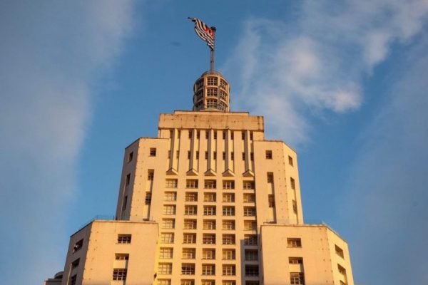 Imagem mostra prédio do Farol Santander com bandeira no alto - metrópoles