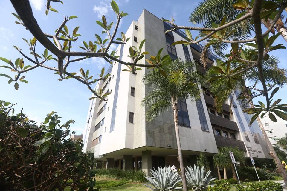 Fachada de prédio branco e cinza