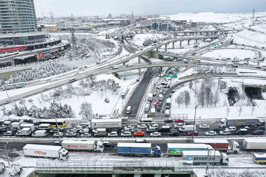 Istambul, Turquia, em 25 de janeiro de 2022: tráfego interrompido devido a fortes nevascas e veículos presos