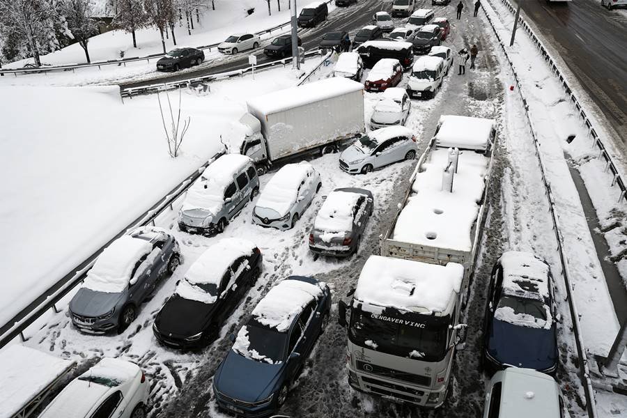 Istambul, Turquia, em 25 de janeiro de 2022: tráfego interrompido devido a fortes nevascas e veículos presos