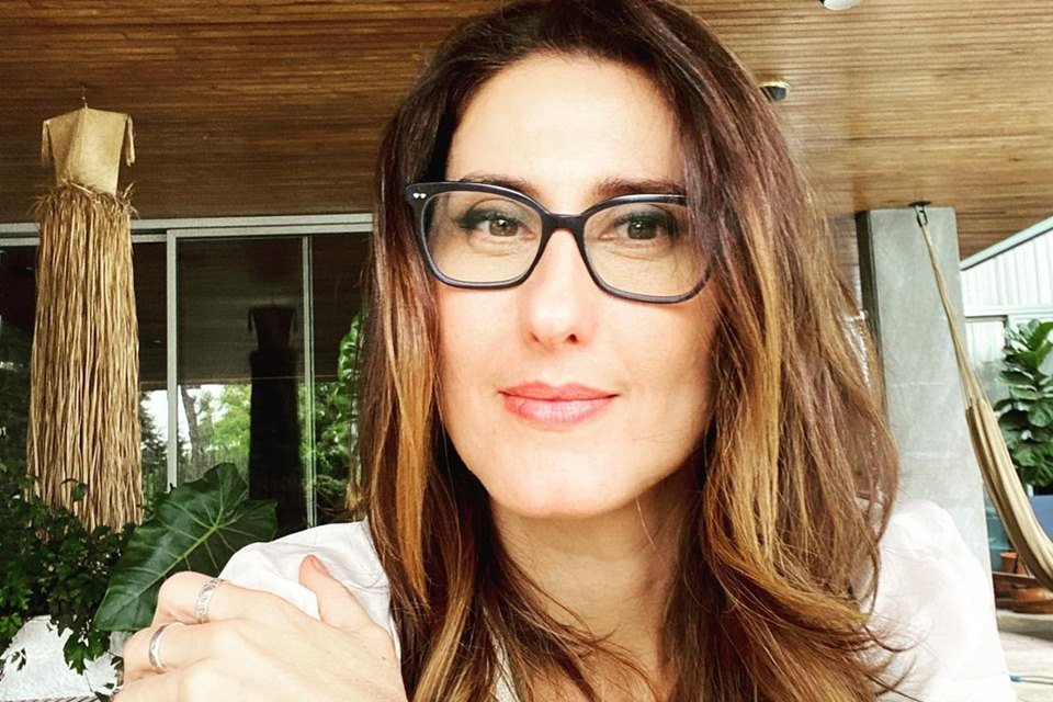 Paola Carosella usando óculos de grau com o cabelo solto - Metrópoles