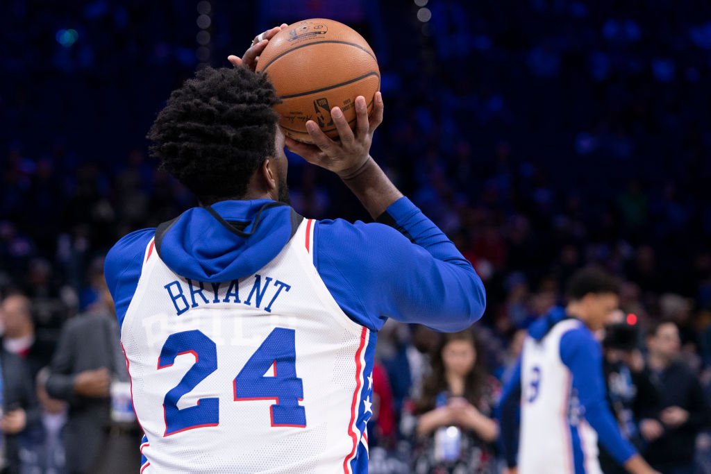 O camaronês Joel Embiid com camisa em homenagem a Bryant após acidente que o matou