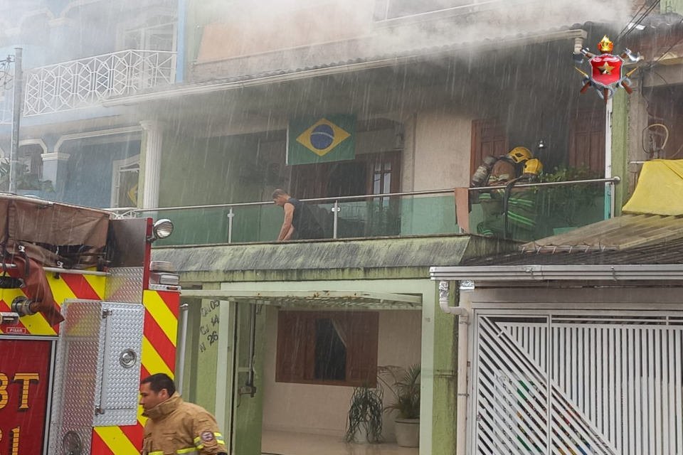 bandeira do brasil na fachada da casa