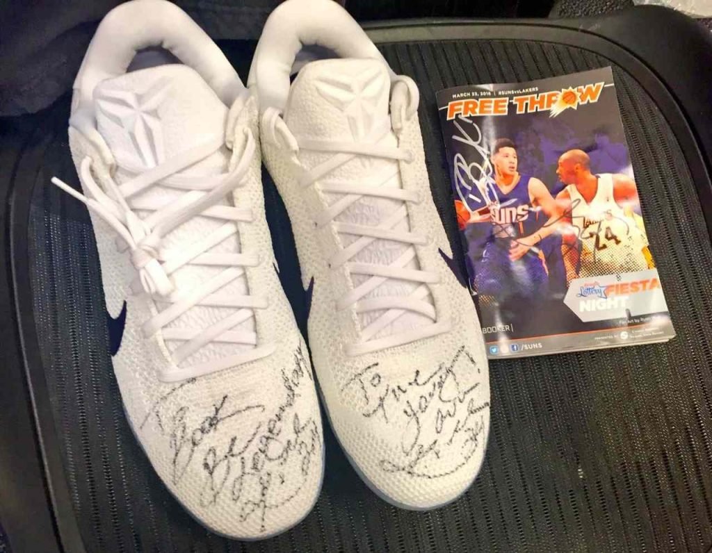 Tênis de Devin Booker autografado por Kobe Bryant