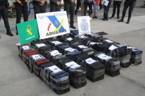 Cocaína foi encontrada em malas dentro da embarcação brasileira
