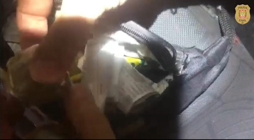 Pochete aberta