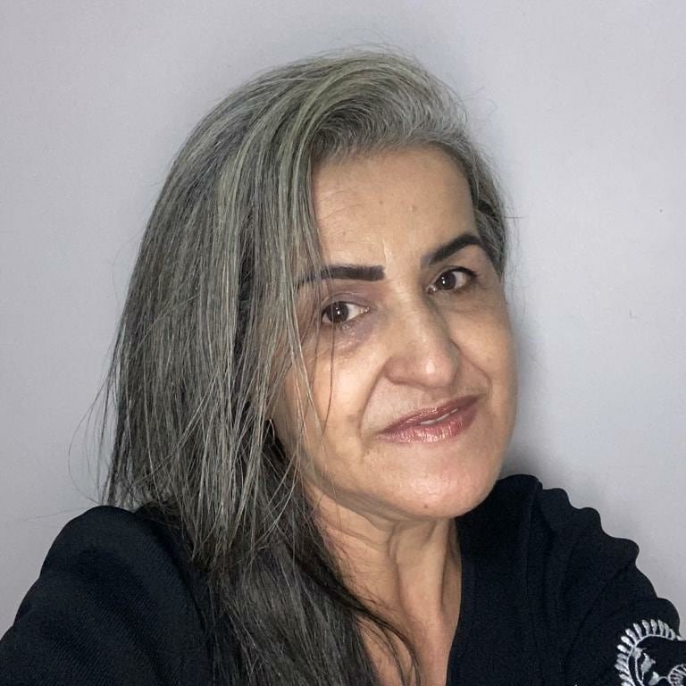 Mulher sorri para foto