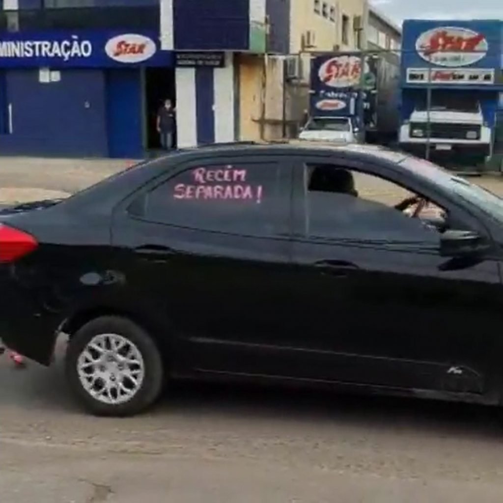Carro passando. Na janela, escrito: enfim, divorciada
