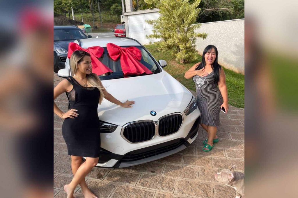 Deolane dá carro para a mãe