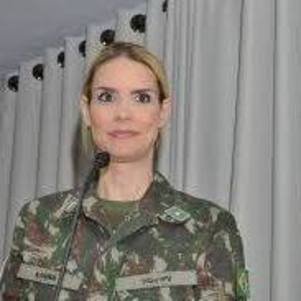 2º tenente dentista temporária Karina de Freitas Fogolin, de 41 anos