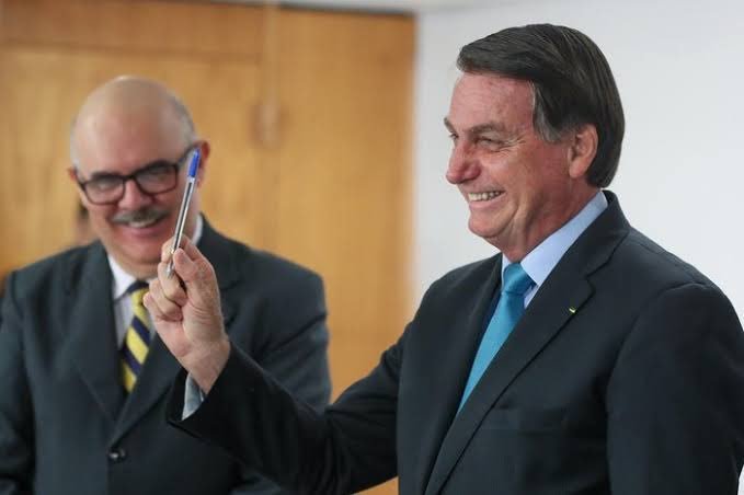 Bolsonaro anuncia reajuste de 33% no piso salarial da educação básica