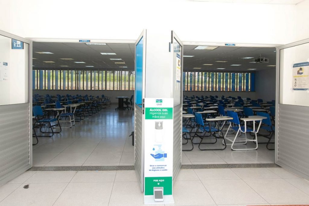 Entrada de anfiteatro no Campus Darcy Ribeiro da UnB, com álcool em gel disponível na entrada