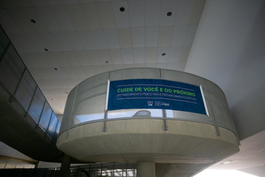 Cartaz com os dizeres: