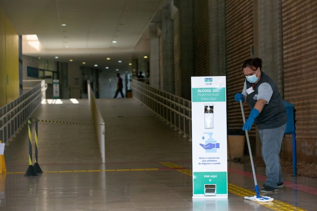Funcionária limpa chão da UnB