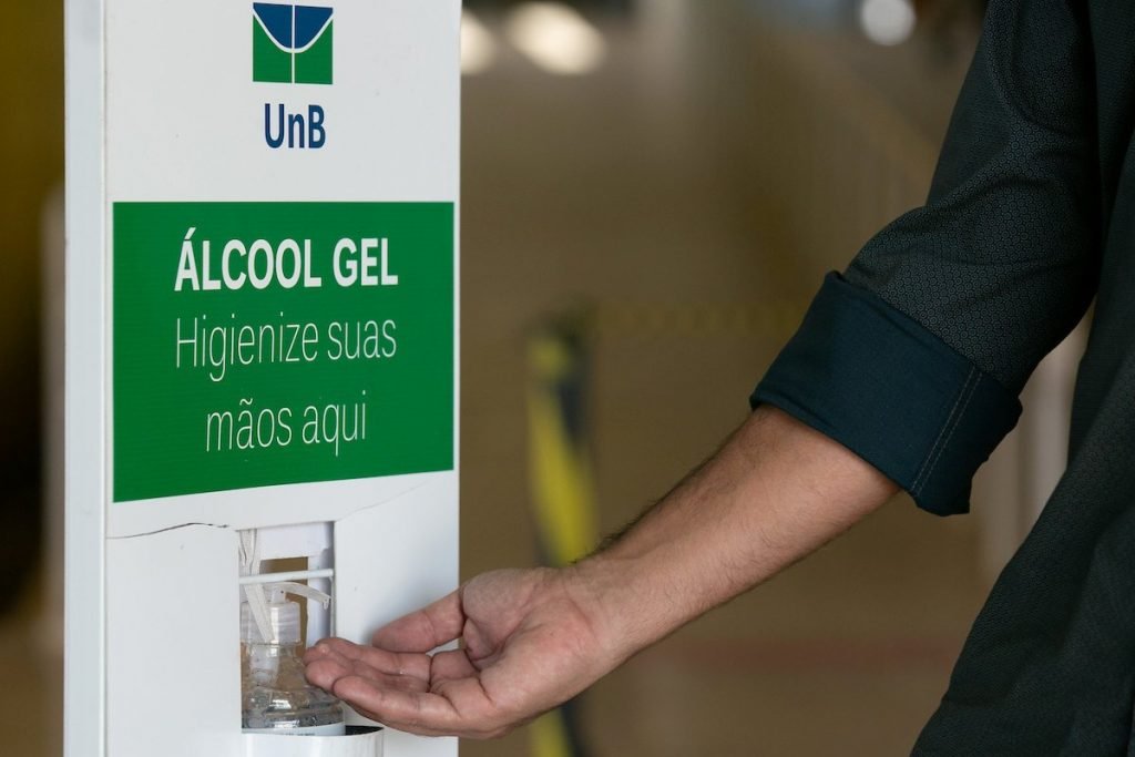 Pessoa passa álcool em gel nas mãos