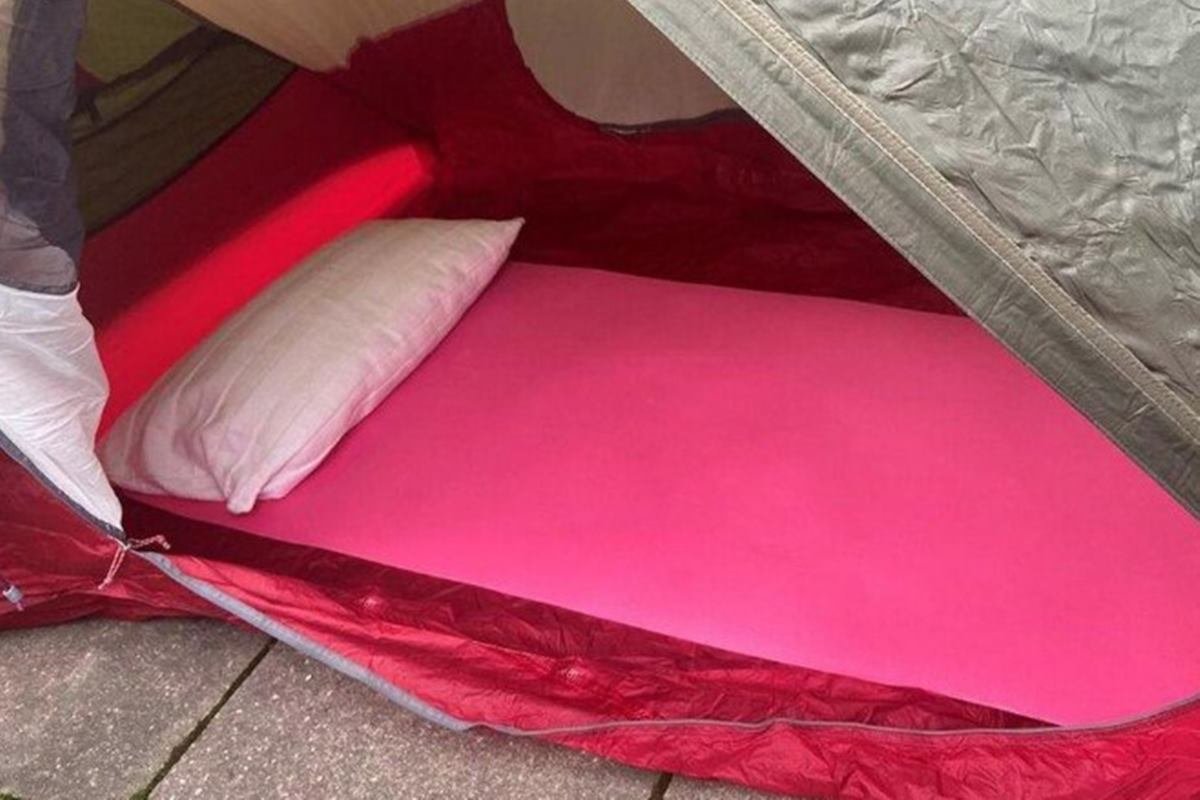 Mulher coloca barraca na varanda e cobra R$ 2,4 mil de aluguel