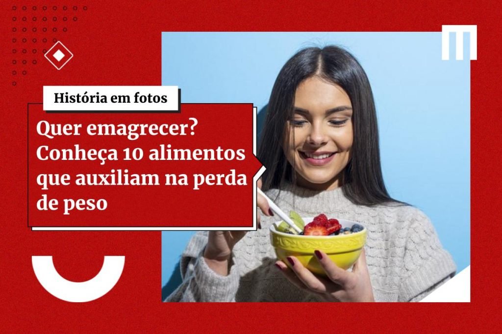 Na imagem colorida, uma mulher com um pote de frutas nas mãos está posicionada no centro