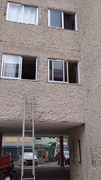 escada que leva a janela aberta