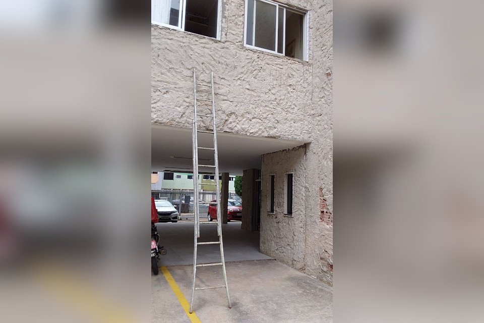 escada em estacionamento