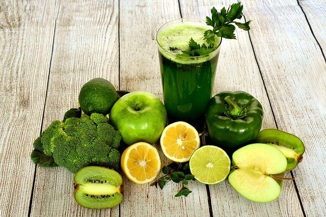 Fotografia colorida de frutas e verduras verdes