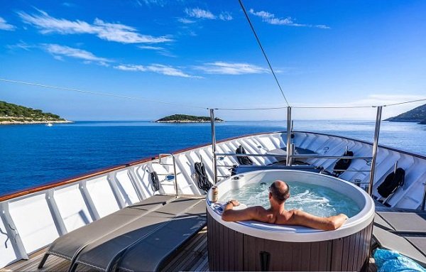 homem em banheira dentro de barco