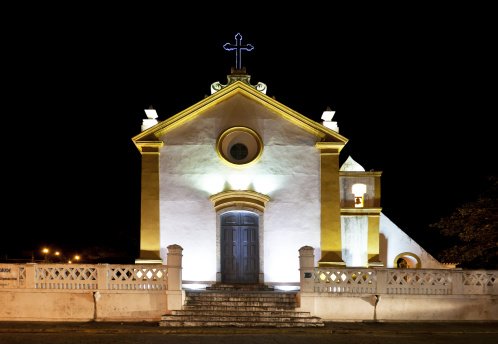 igreja branca com detalhes em amarelo