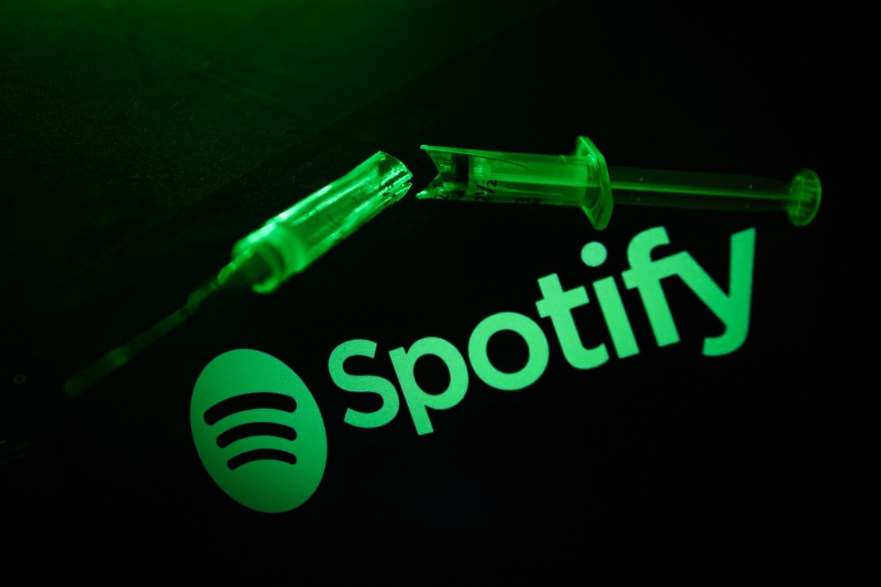 Spotify Brasil promete desmonetizar e remover conteúdo falso