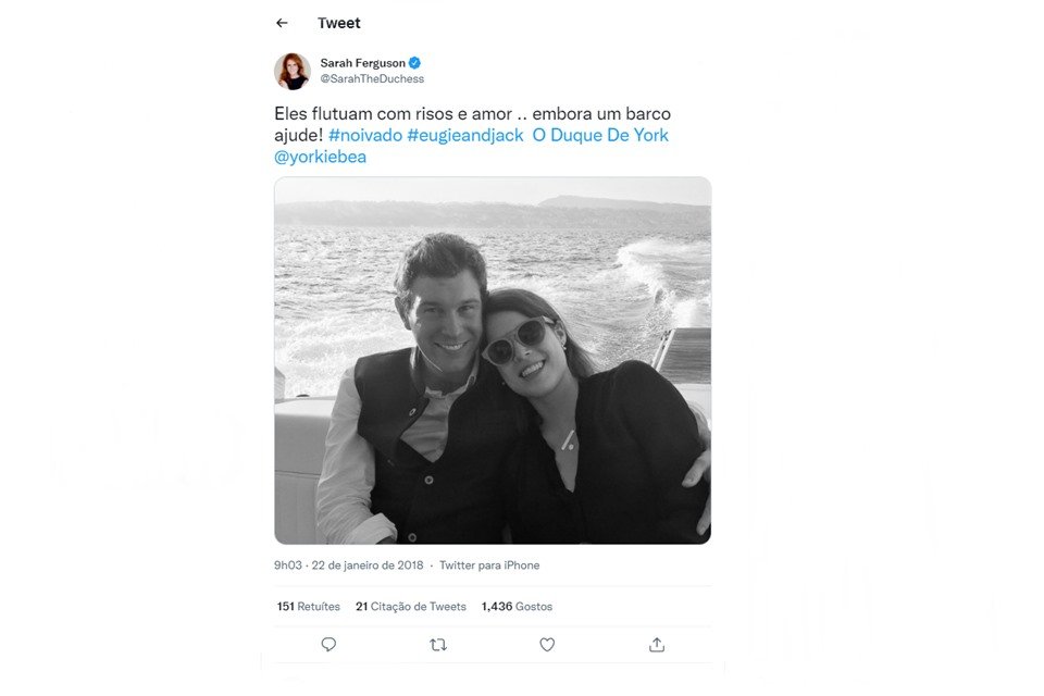 Imagem de um tuíte. Foto aparece homem abraçando mulher