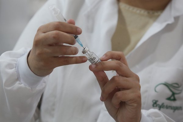 Postos de saúde registram filas para a vacinação contra a Covid-19 em SP