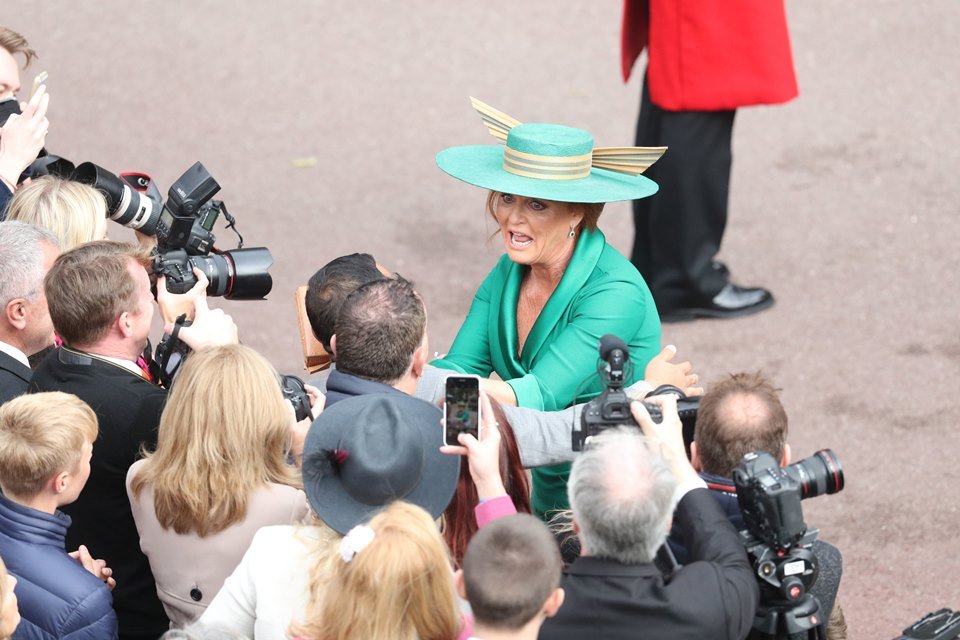 Mulher vestida de verde perto de fotógrafos