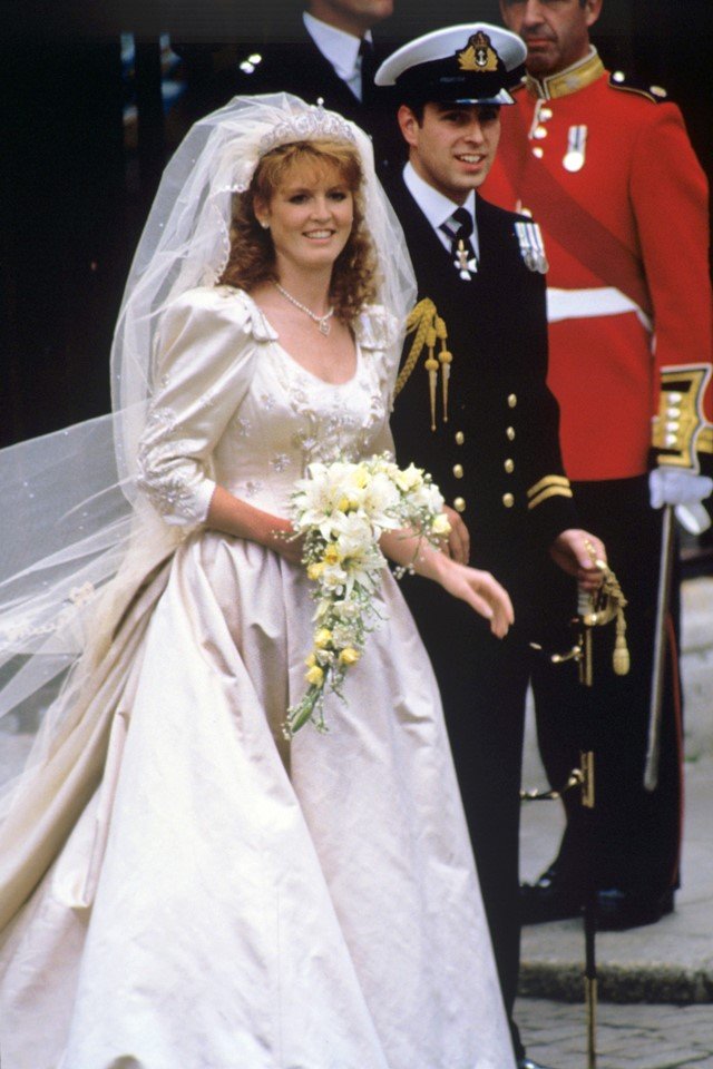 Mulher vestida de noiva ao lado de home vestido com trajes militares