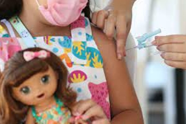 Fotografia colorida de criança se vacinando